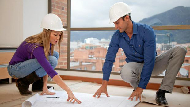 Imagen de dos supervisores de obra revisando el plano de una vivienda rehabilitada ARCHIVO