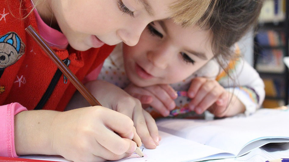 Dos niñas hacen tareas en horas de actividades extraescolares impartidas en un colegio ARCHIVO