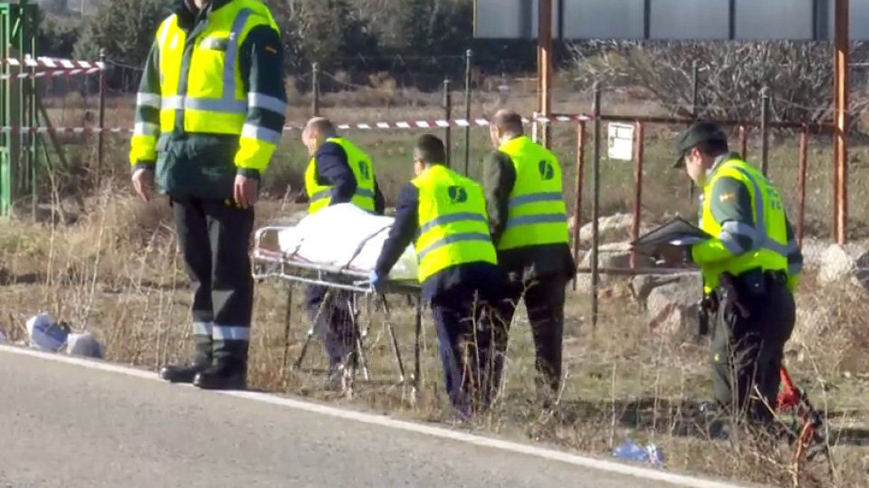 La Guardia Civil traslada el cadáver de una joven de 17 años encontrada atropellada en una cuneta de Fuente El Saz