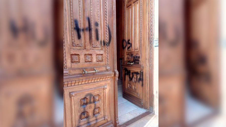 Pintadas ofensivas aparecidas en la puerta de un colegio en Tudela. UPN TUDELA