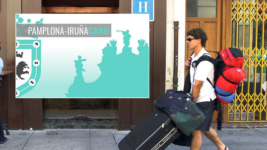 Un turista llega a Pamplona cargado de maletas. ARCHIVO