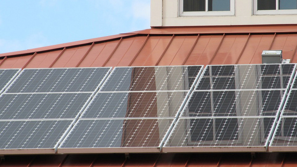 Imagen de una placa solar instalada en el tejado de una vivienda ARCHIVO