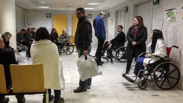 Varios pacientes en una sala de espera de un hospital ARCHIVO