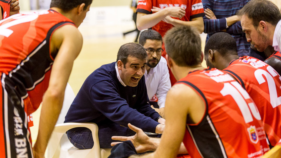 David Mangas, entrenador del Basket Navarra, durante el partido contra La Roda disputado en el Pabellón Arrosadía (13). IÑIGO ALZUGARAY