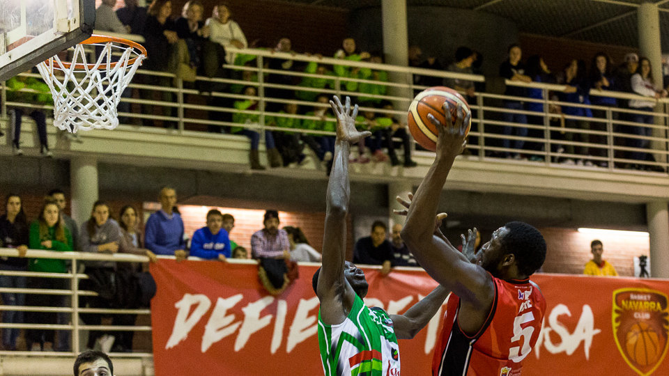 Partido entre Basket Navarra y La Roda disputado en el Pabellón Arrosadía (29). IÑIGO ALZUGARAY