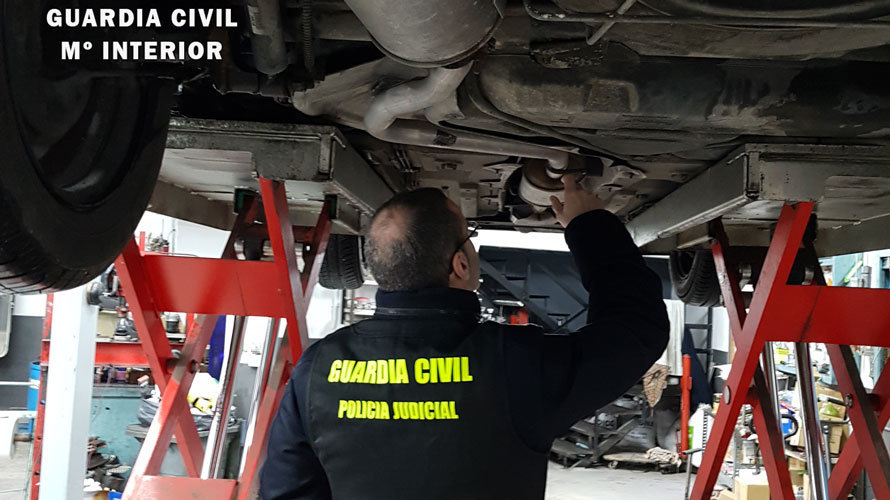 Un agente de la Guardia Civil revisa el número de homologación del catalizador de un vehículo. GUARDIA CIVIL