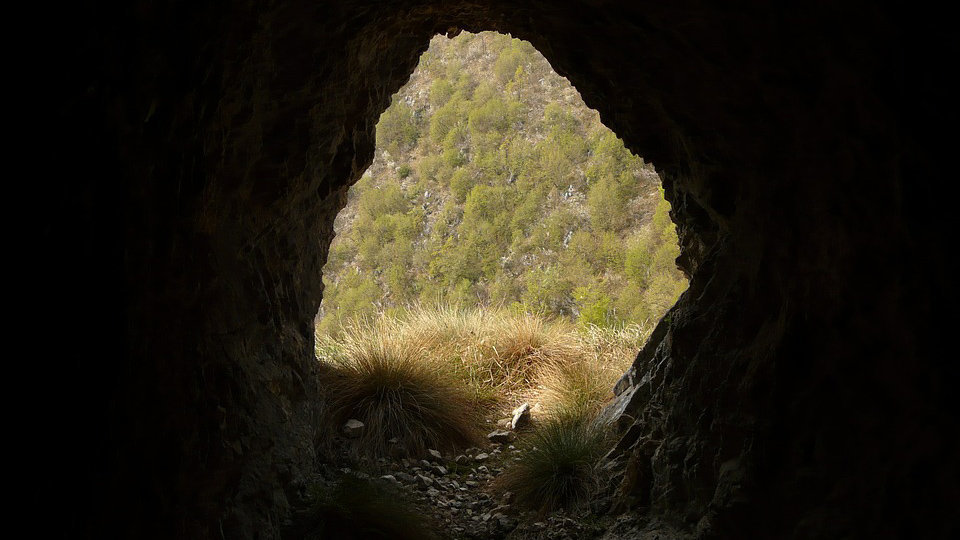 Imagen de una cueva escarbada en una montaña ARCHIVO