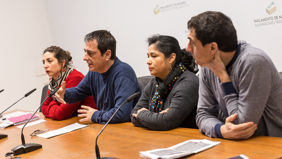Los parlamentarios Laura Pérez, Carlos Couso, Fanny Carrillo y Rubén Velasco comparecen ante los medios para comentar la situación de Podemos Navarra (24). IÑIGO ALZUGARAY