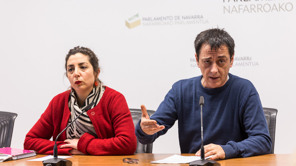 Los parlamentarios Laura Pérez, Carlos Couso, Fanny Carrillo y Rubén Velasco comparecen ante los medios para comentar la situación de Podemos Navarra (28). IÑIGO ALZUGARAY