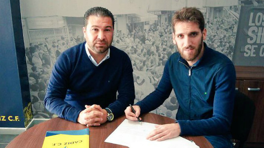 Fausto Tienza firma por el Cádiz. Twitter Cádiz CF