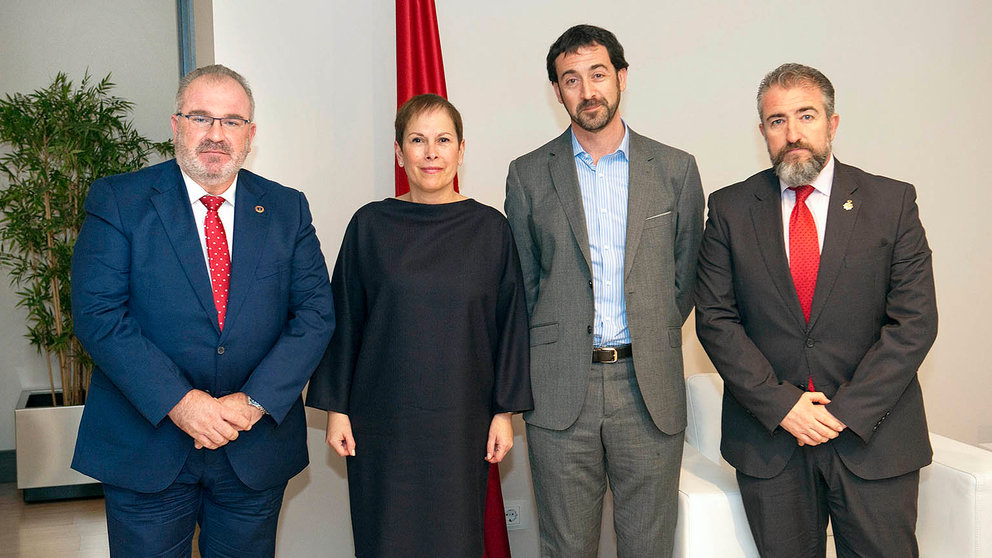 Alfonso Sánchez, presidente de la AVT, Uxue Barkos, Álvaro Baraibar y Miguel A. Folguera, asesor de la AVT.