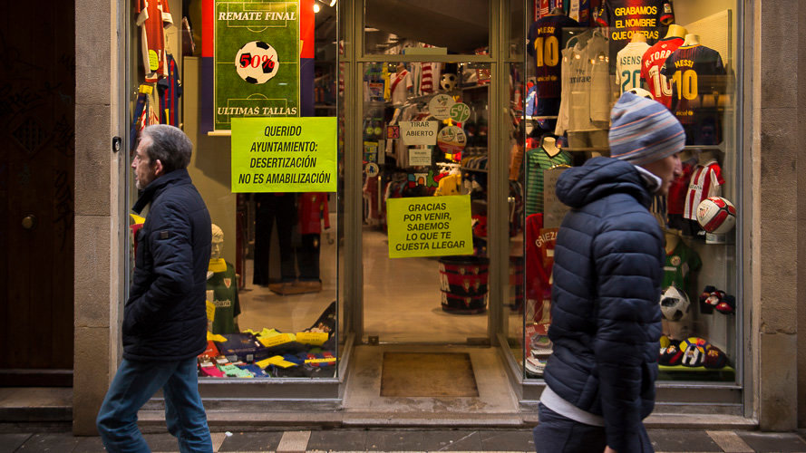 Comercios muestran carteles en contra de los cambios de tráfico impuestos por el Ayuntamiento de Pamplona. PABLO LASAOSA 03