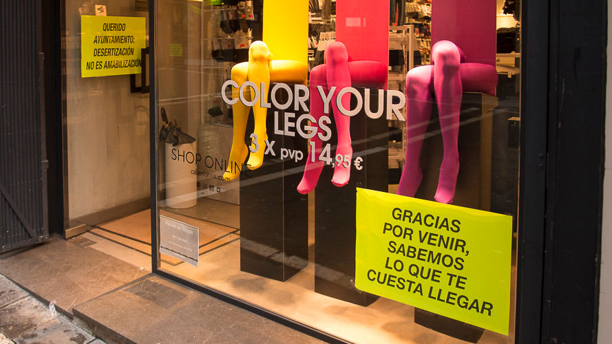 Comercios muestran carteles en contra de los cambios de tráfico impuestos por el Ayuntamiento de Pamplona. PABLO LASAOSA 09