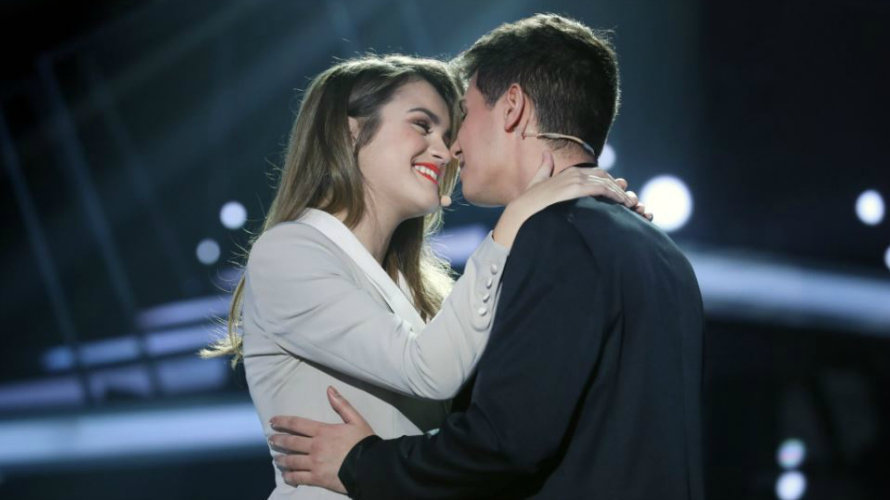 Amaia y Alfred interpretan sobre el escenario de OT 'Tu canción', su tema candidato para ir a Eurovisión. TWITTER JOSE IRUN FOTO