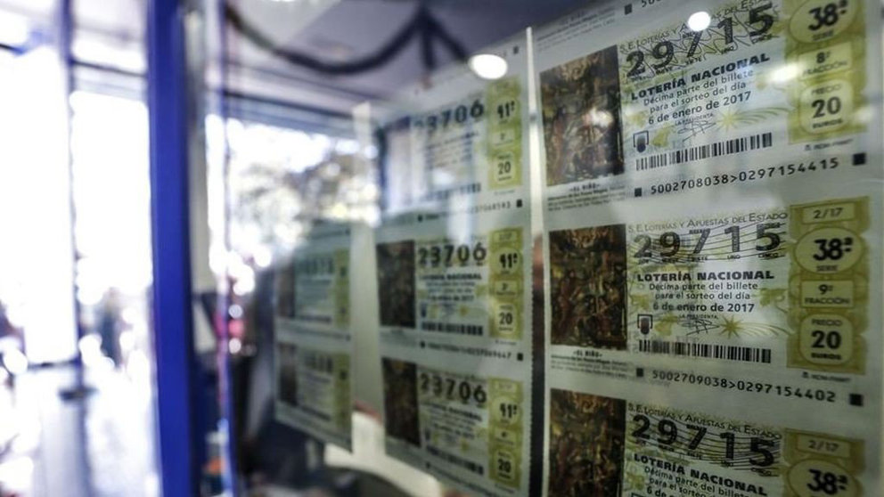 Imagen de varios décimos de Lotería de Navidad a la venta en una administración EFE