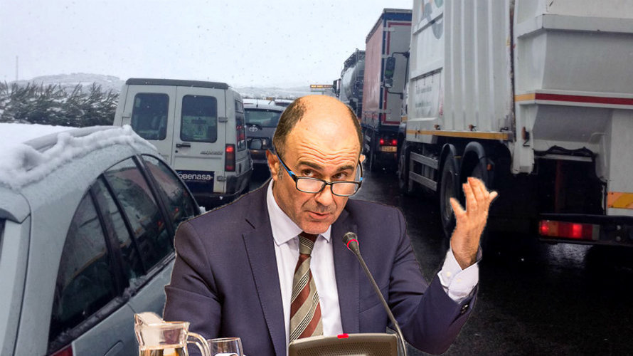 El vicepresidente de Desarrollo Económico, Manu Ayerdi, junto a una imagen de una carretera navarra durante una retención de coches y camiones NAVARRACOM