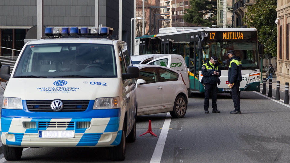 Policía Municipal multa a unos vehículos en la zona restringida al tráfico y aparcamiento en la calle Padre Moret junto al Parlamento de Navarra (05). IÑIGO ALZUGARAY