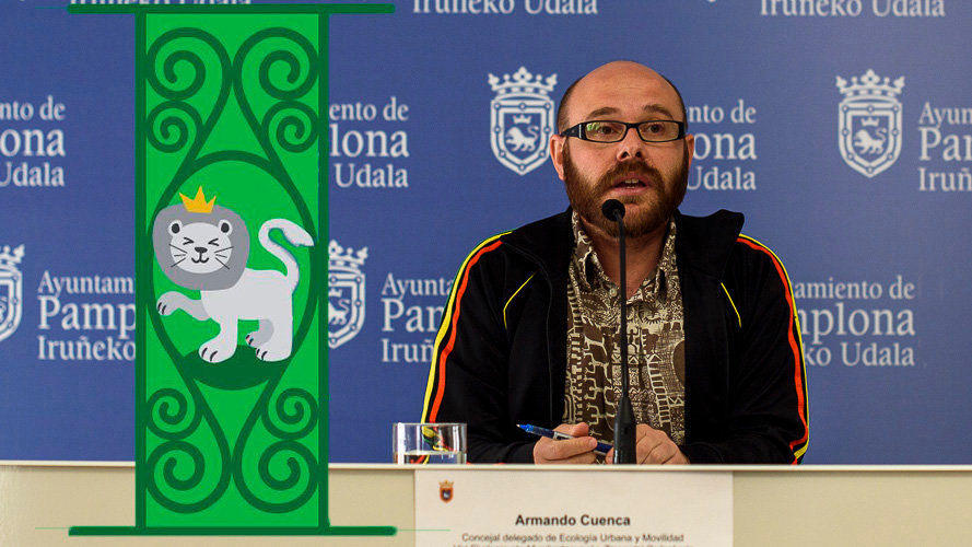 Armando Cuenca y el nuevo logo del vaso reutilizable. 