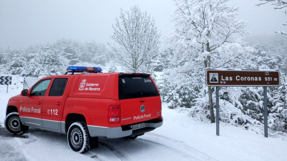 Una patrulla de la Policía Foral regula el tráfico en Navascués ante la nevada caída y la acumulación de nieve en la carretera POLICÍA FORAL