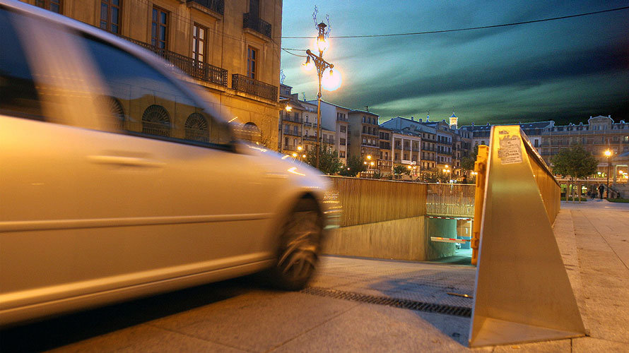 Un coche entra al aparcamiento de la Plaza del Castillo. NAVARRACOM