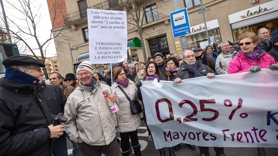 Manifestación en Pamplona por el 'ridículo' aumento de las pensiones y la perdida de poder adquisitivo. IÑIGO ALZUGARAY (39)