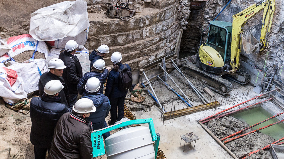 Miembros del Ayuntamiento de Pamplona visitan unas obras en la Plaza del Castillo donde han aparecido restos arqueológicos (09). IÑIGO ALZUGARAY