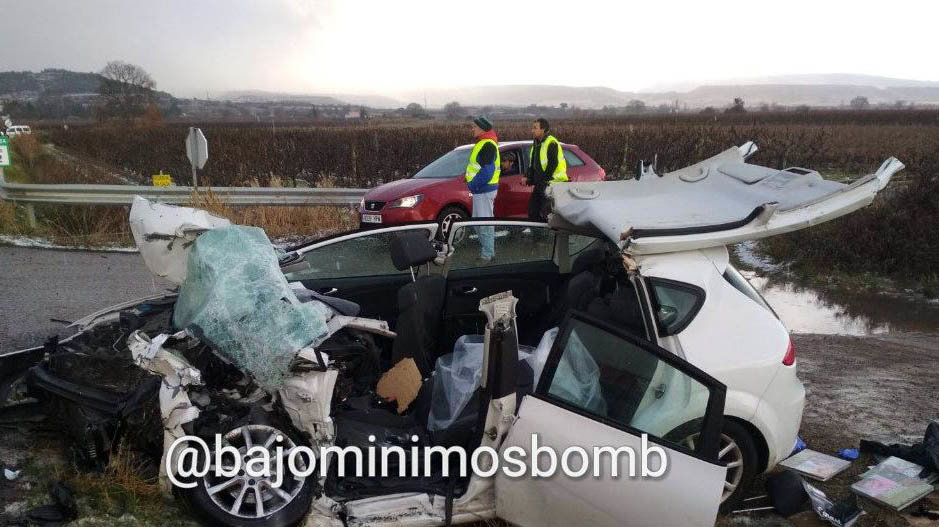 Vista del vehículo accidentado en La Rioja en el que ha muerto una persona