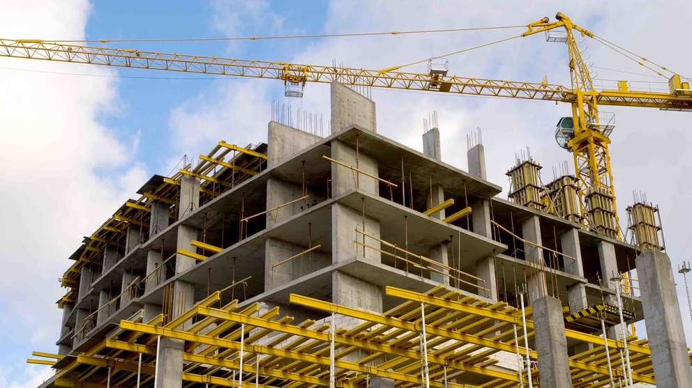 Imagen de una grúa trabajando en la construcción de un bloque de vivienda de VPO ARCHIVO