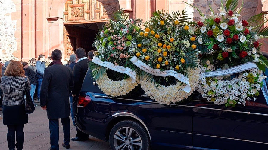 El coche fúnebre a su llegada a la iglesia en la que se celebró este martes el funeral del joven de 28 años EUROPA PRESS