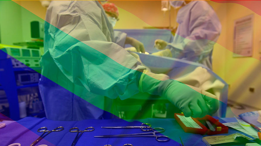 Fotomontaje de un quirófano junto a una bandera arcoiris, símbolo del colectivo LGTBI. ARCHIVO
