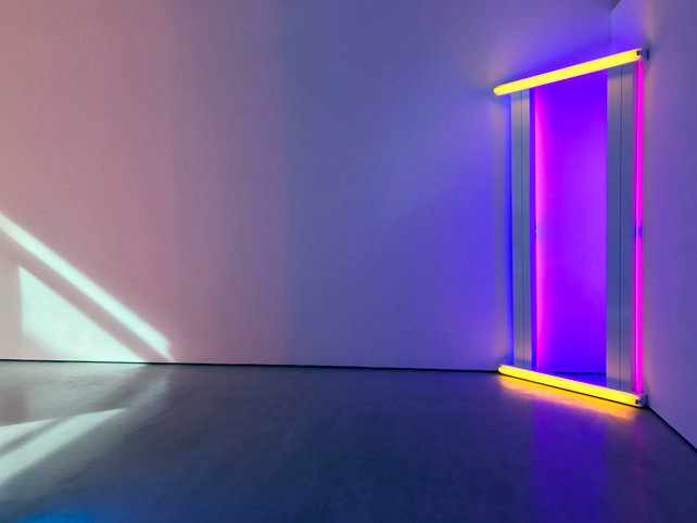 Sin título (para Barnett Newman),1971, 244 x 122 cm. Luz fluorescente amarilla, azul y roja. Vista de exposición en galería Cayón Madrid.