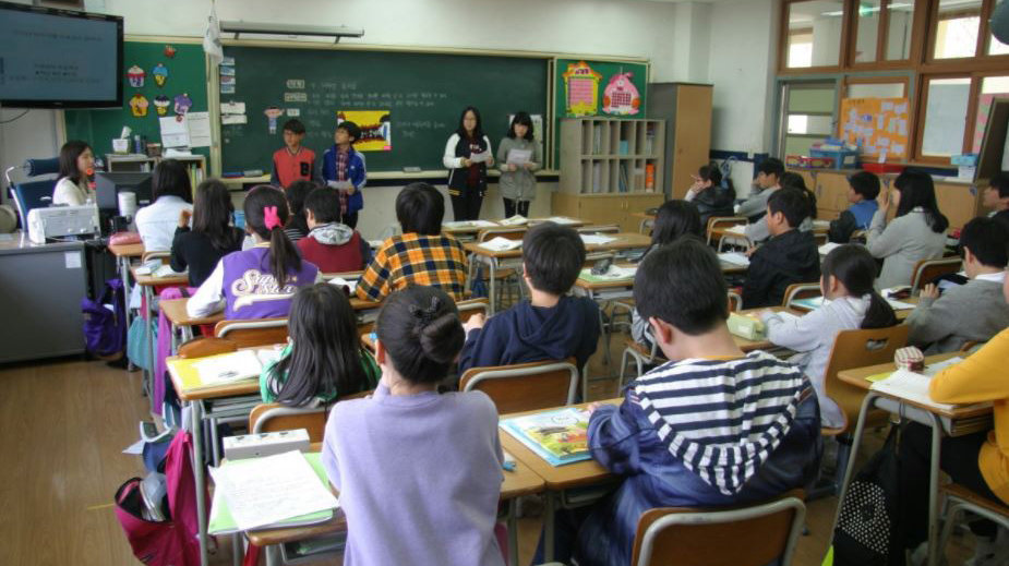 Varios alumnos atienden a la profesora en una clase en el colegio ARCHIVO