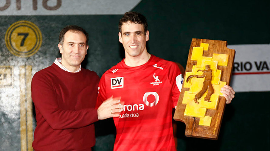 Javier Urriza recibe su trofeo. Maialen Andrés.