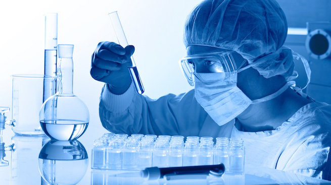 Imagen de una persona trabajando en un laboratorio. ARCHIVO