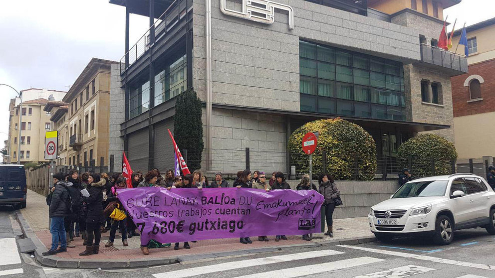 Concentración de LAB a las puertas de la Confederación de Empresarios de Navarra para protestar por la brecha salarial entre trabajadoras y trabajadores CEDIDA