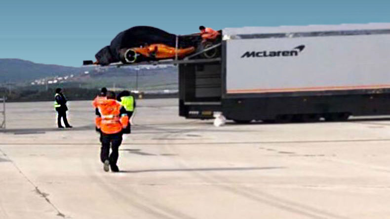 McLaren llega al circuito de Los Arcos para tomar las imágenes de presentación de su nuevo vehículo de F1. TWITTER

