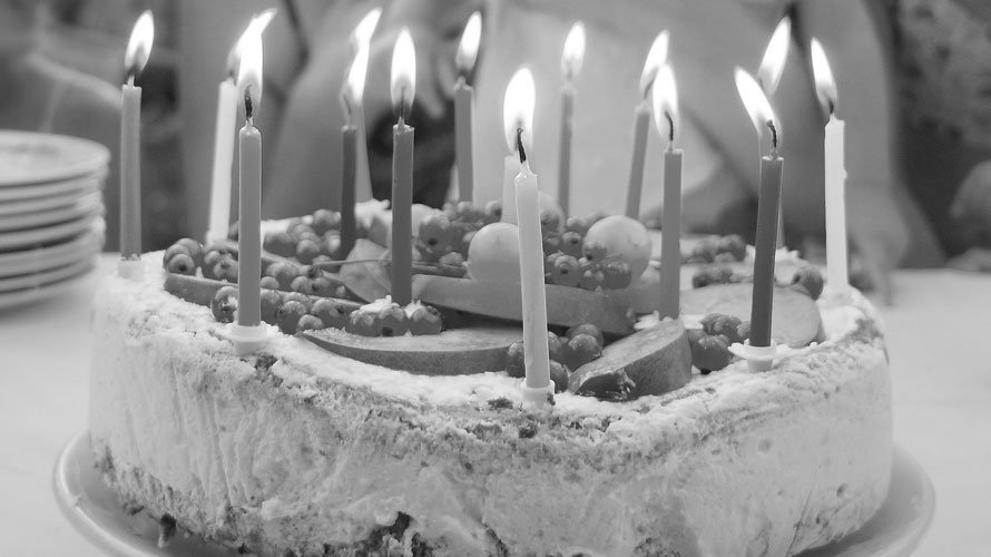 Una tarta de cumpleaños con varias velas encendidas. ARCHIVO