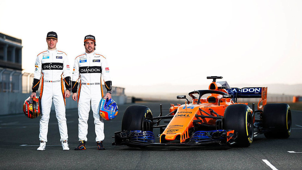 Fernando Alonso y su compañeroa en McLaren, Stoffel Vandoorne, posan en el circuito de Los Arcos. 