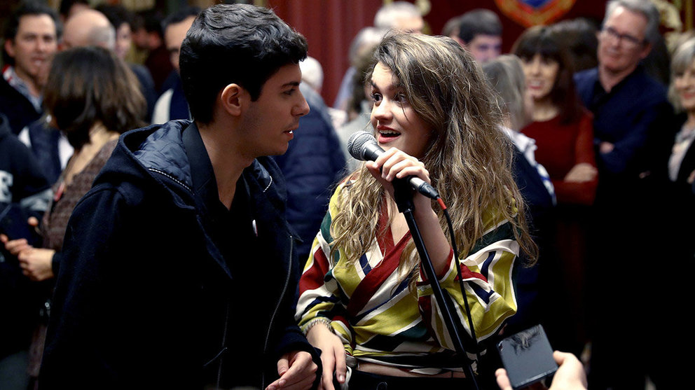 La ganadora de Operación Triunfo Amaia Romero, junto a Alfred García, ambos representantes de España en Eurovisión, cantando en la recepción ofrecida por el Ayuntamiento de Pamplona. EFE/Villar López