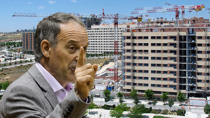 Imagen del portavoz de EH Bildu, Adolfo Araiz, junto a varios bloques de nuevas viviendas NAVARRACOM