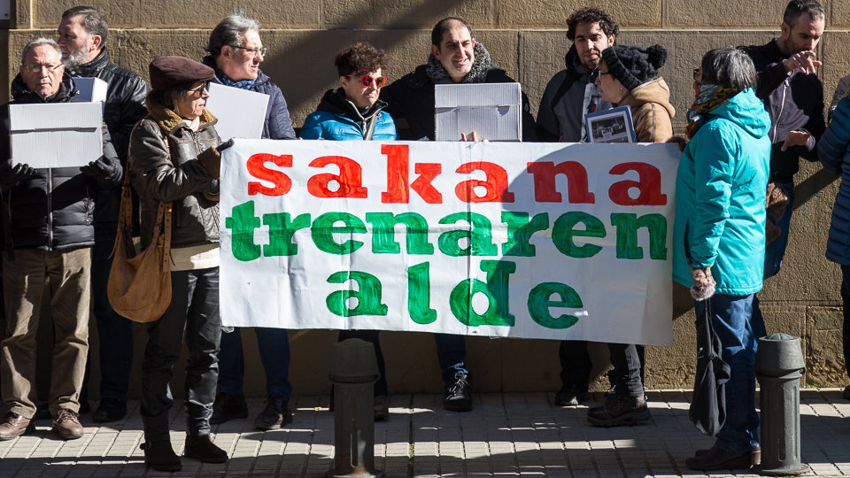 La plataforma Sakana Trenaren Alde presenta firmas en Delegación del Gobierno en contra del proyecto del TAV (02). IÑIGO ALZUGARAY