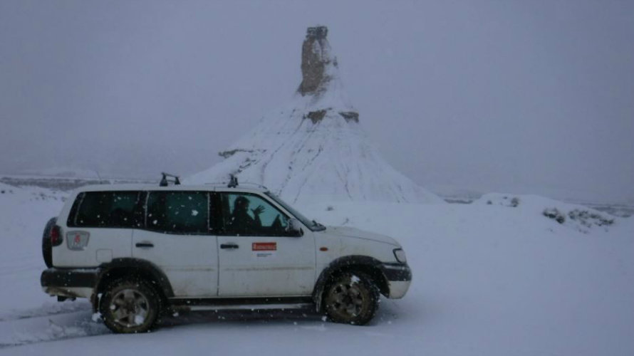 Personal del Guarderío Forestal trabaja en Castildetierra, con todas las Bardenas Reales cubiertas de nieve a causa del temporal. GUARDERÍO FORESTAL