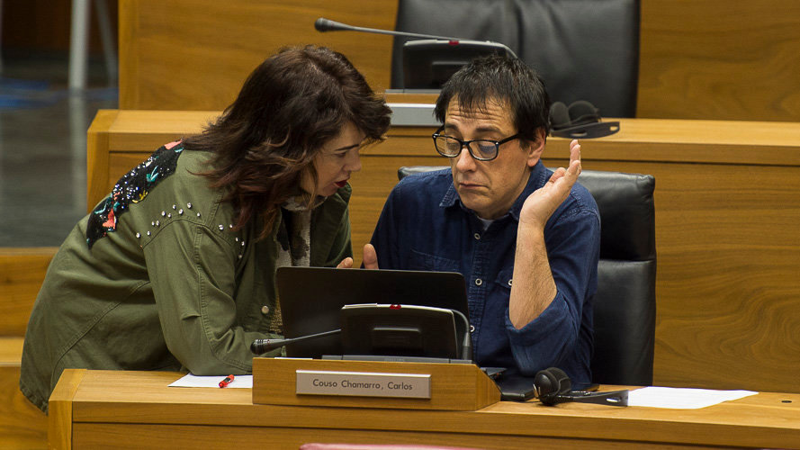 La Presidenta del Parlamento de Navarra habla con Carlos Couso. PABLO LASAOSA