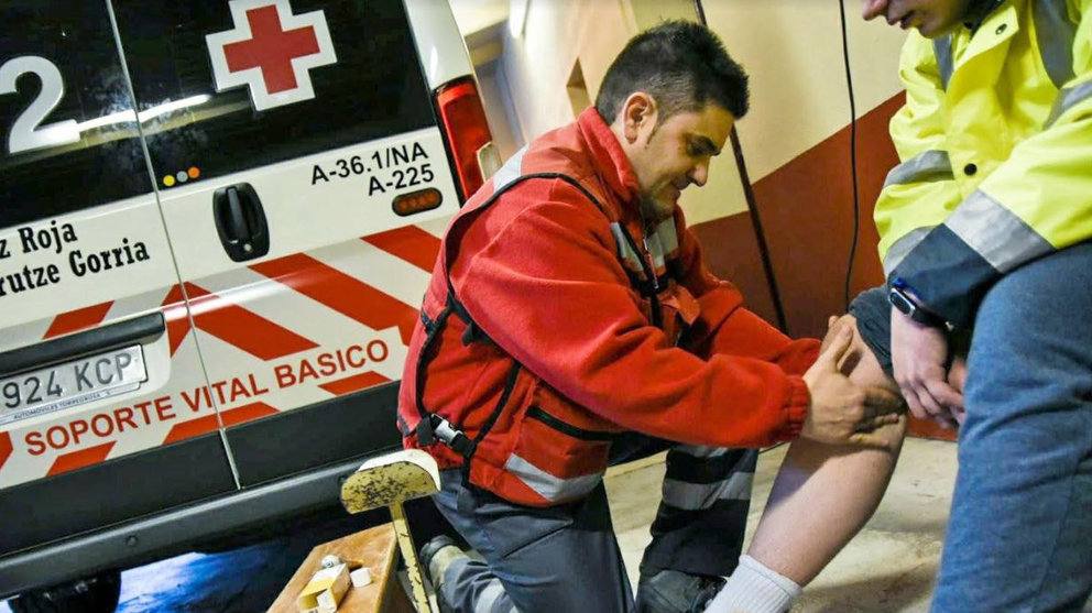 Un voluntario de Cruz Roja atiende a un peregrino durante la primera Javierada del 2018 CRUZ ROJA
