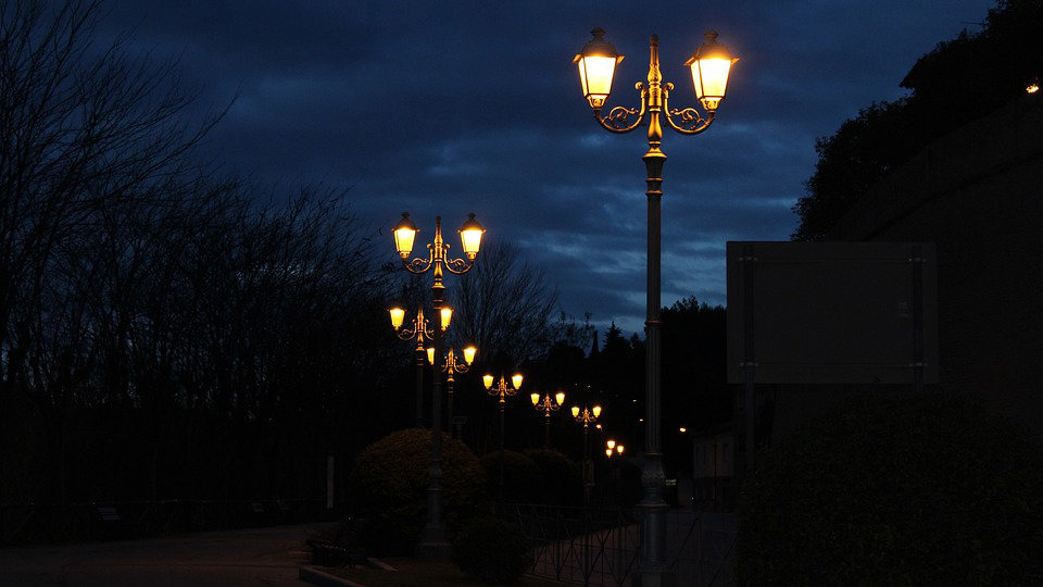 Imagen de una calle iluminada tenuamente por varias farolas ARCHIVO