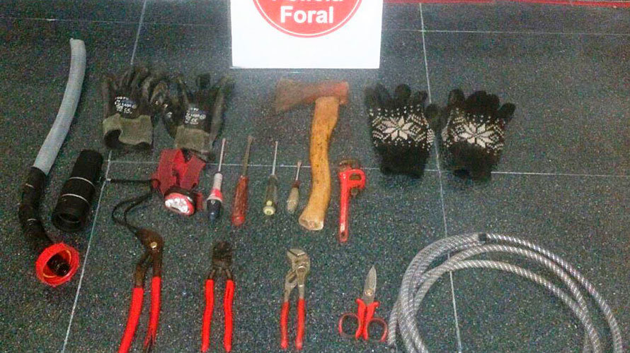 Las herramientas que la Policía Foral ha encontrado en el vehículo. POLICÍA FORAL