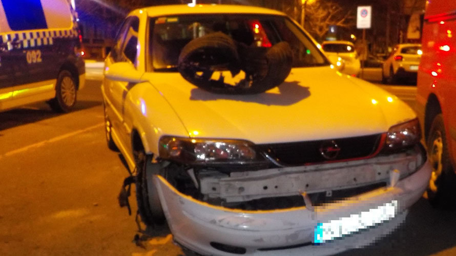 Estado en el que la Policía Municipal de Pamplona ha encontrado el vehículo en la calle Esquíroz. POLICÍA MUNICIPAL