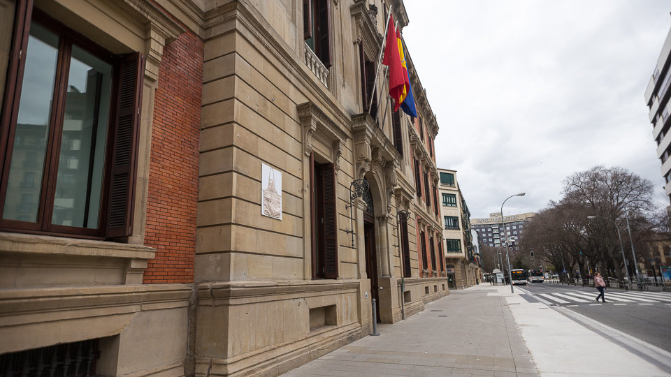 Delantal colocado en la fachada del Parlamento de Navarra con motivo del Día Internacional de la Mujer (01). IÑIGO ALZUGARAY