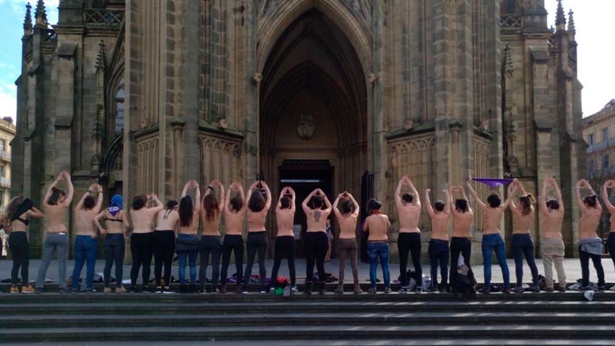 25 mujeres se desnudan frente a la catedral de San Sebastián