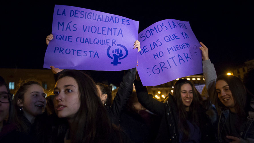 Manifestación feminista recorre las calles de Pamplona. PABLO LASAOSA 07